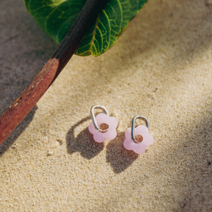 Pink flower-shaped surf earrings silver